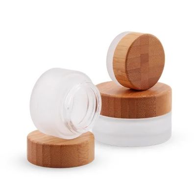 100g het aangepaste Deksel van de het Bamboeschijf van Logo Empty Recycled Cosmetic Glass Kruiken Berijpte