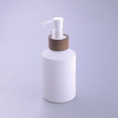200ml de schuine Schouder bedekte de Witte Kosmetische Kruiken van het Glasbamboe met Houten GLB met een laag