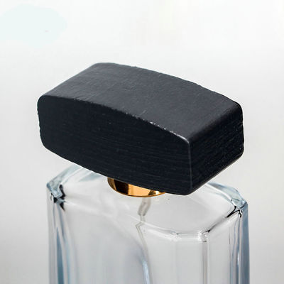 De lege fles van het glasparfum met GLB en pompnevel collarwith houten zwart GLB