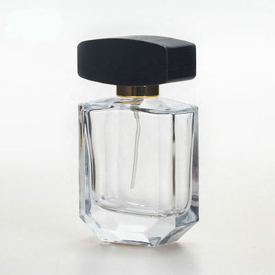 De lege fles van het glasparfum met GLB en pompnevel collarwith houten zwart GLB