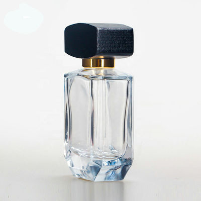 De lege fles van het glasparfum met GLB en pompnevel collarwith houten zwart GLB