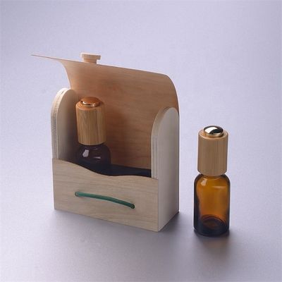 De Fles van de glasetherische olie met het Bamboedoos Veilig voor kinderen van het Bamboedruppelbuisje