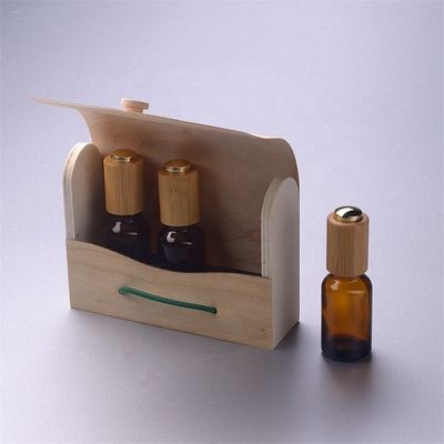 De Fles van de glasetherische olie met het Bamboedoos Veilig voor kinderen van het Bamboedruppelbuisje