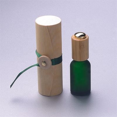 De Fles van de glasetherische olie met het Bamboedoos Veilig voor kinderen van het Bamboedruppelbuisje